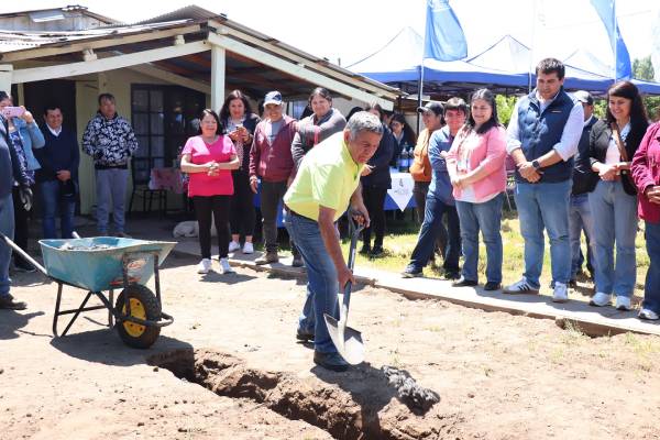 28 familias de San Nicolás colocan la primera piedra de sus nuevos hogares en el sector Portal de la Luna