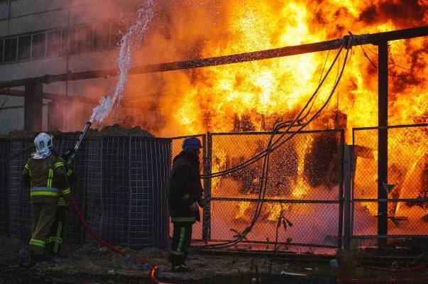 En Ucrania más de un millón de hogares se quedan sin electricidad tras ataques rusos