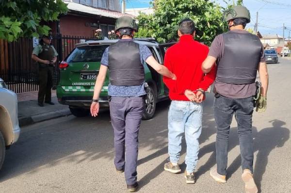Pareja detenida por robo en casa: uno de ellos habría amenazado con cuchillo a vecino