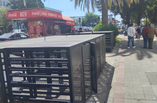 Chillán luce nuevos bicicleteros a un costado de la municipalidad
