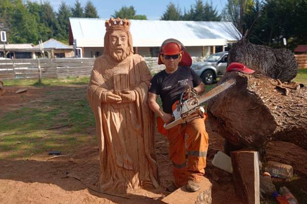 La navidad llega a Coihueco con pesebre artesanal y un árbol de 10 metros de altura