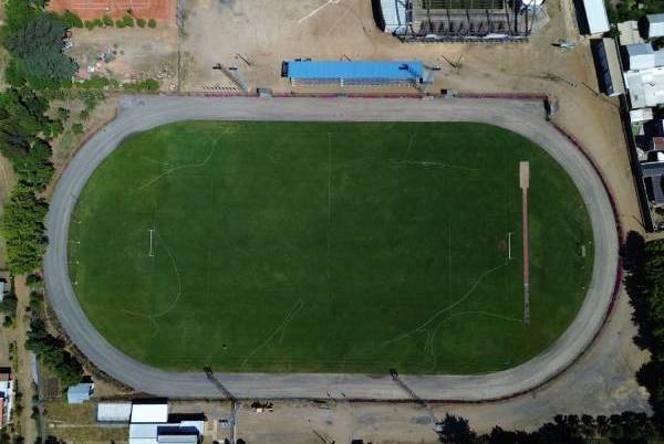 Estadio de Quirihue luce renovada pista atlética y cancha de tenis