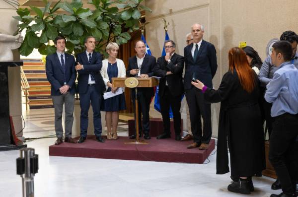 Propuesta de senadores para reformar sistema político no convence a diputados