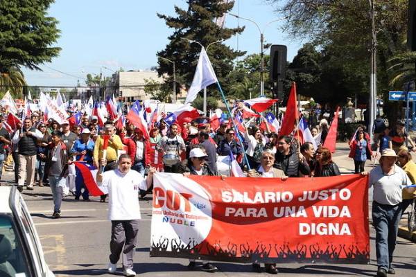 Más de 8 mil funcionarios públicos se movilizaron en Chillán exigiendo mejoras salariales y estabilidad laboral