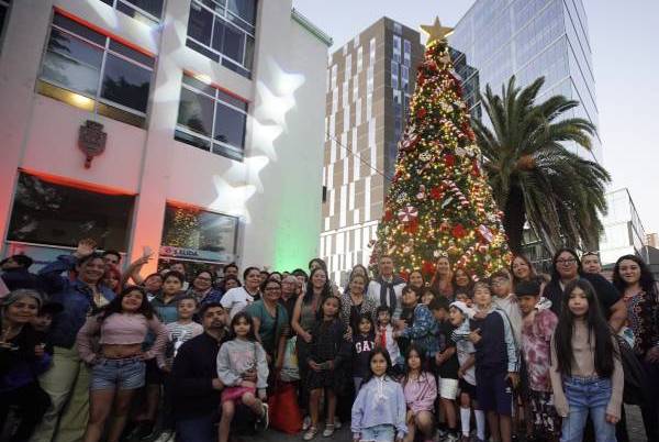Municipio enciende árbol de Navidad e inaugura parque temático en Plaza de Armas