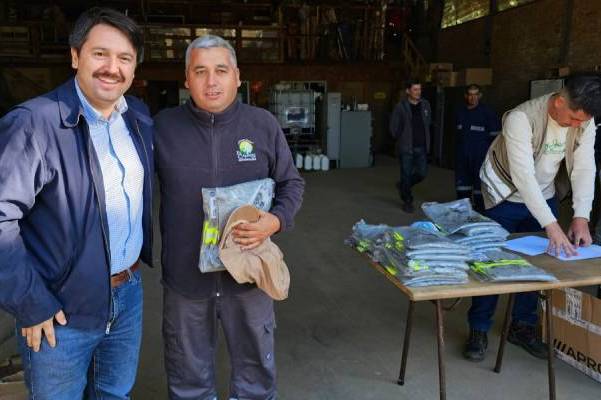 Trabajadores de Aseo y Ornato de El Carmen reciben poleras y gorros con filtro UV