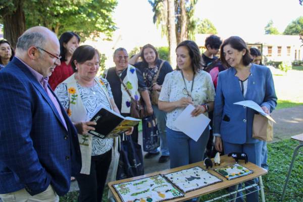 Agrupación “Carmen Benavente” de Ninhue finaliza segunda versión de talleres de bordado en dependencias de la UdeC Campus Chillán