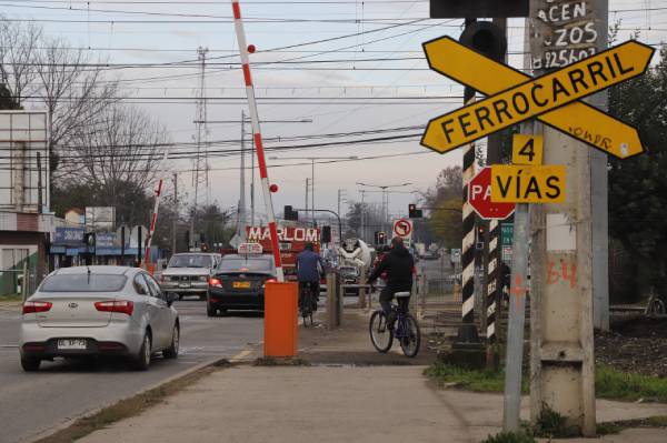 Vecinos de Parque Lantaño presentan recurso de protección contra EFE por fallas en barreras ferroviarias
