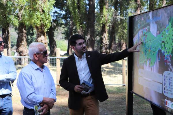Instalan señaléticas informativas y mapa turístico en Parque Mirador Salto del Itata