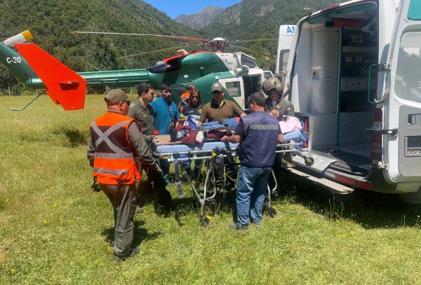 Rescatan en helicóptero a vecina que sufrió fractura en la cordillera de Ñuble