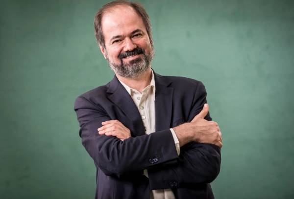 Escritor y periodista mexicano Juan Villoro realizará  encuentros en Chillán y El Carmen