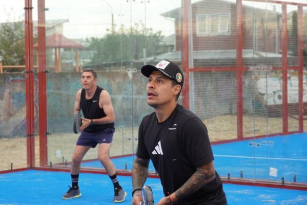 Goleador de Ñublense brindó exhibición de pádel en inauguración de dos canchas en el sector oriente