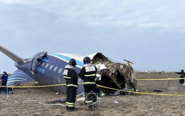 Avión se estrella con 67 pasajeros en Kazajistán