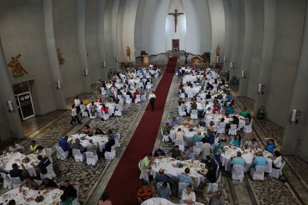 200 personas vulnerables disfrutaron de cena de Navidad de tres tiempos