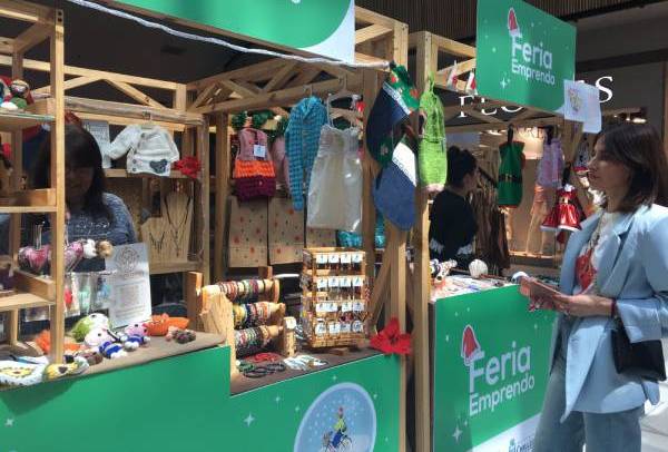 Emprendedores locales participan en feria navideña del Mall Arauco Chillán