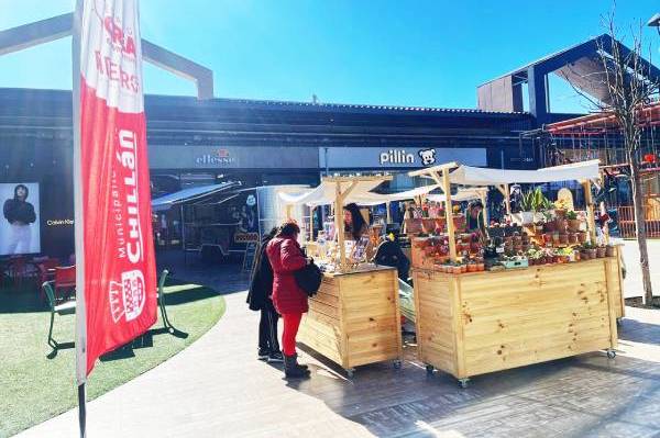 Más de 50 emprendedores participan en feria navideña del Vivo Outlet Chillán