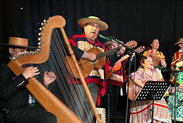 Academia de Folclore realiza presentación en la Escuela Artística