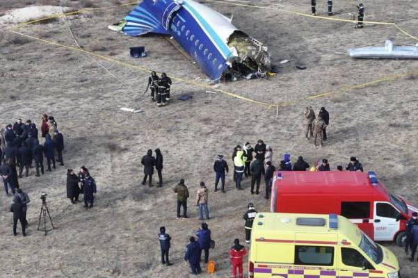 Ucrania afirma que el avión siniestrado en Kazajistán fue derribado por los rusos