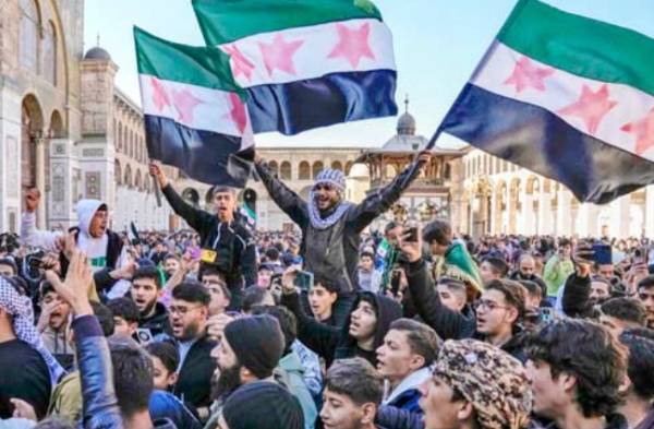 Multitud sale a celebrar en Damasco la caída de Al Asad