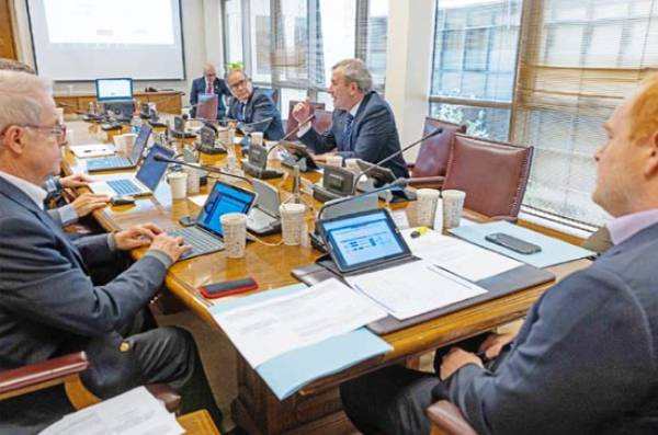 Gobierno y oposición llegan a acuerdo para destrabar proyecto sobre ‘permisología’