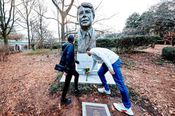Jimmy Carter, presidente breve e idealista centenario