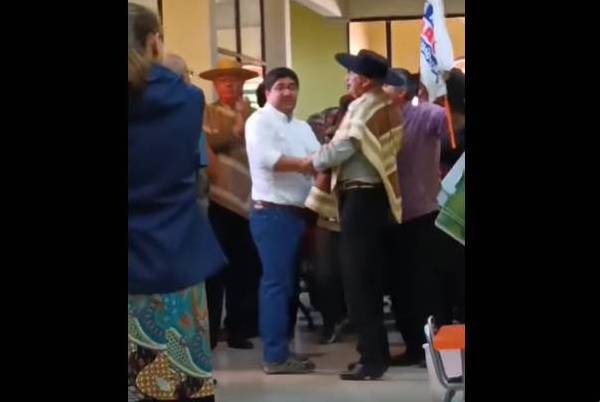 Manifestaciones e insultos marcan la asunción edilicia en Ñiquén