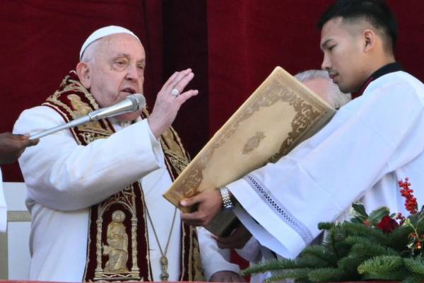 Papa Francisco hace llamado a "que callen las armas" en mensaje navideño