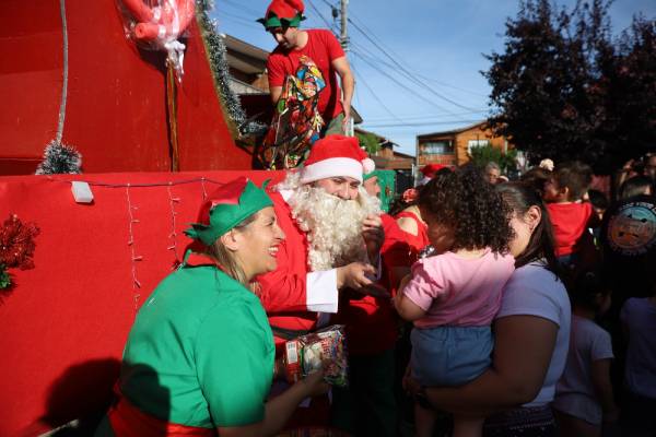 Viejito Pascuero entregó regalos a niños en diversos sectores de Chillán