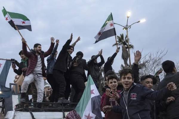 Insurgentes encargan a Mohamed al Bashir formar gobierno en Siria