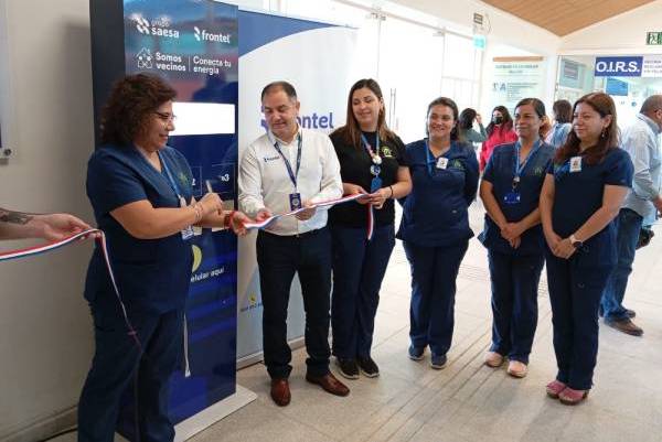 Instalan tótem para cargar celulares en Cesfam de Quillón