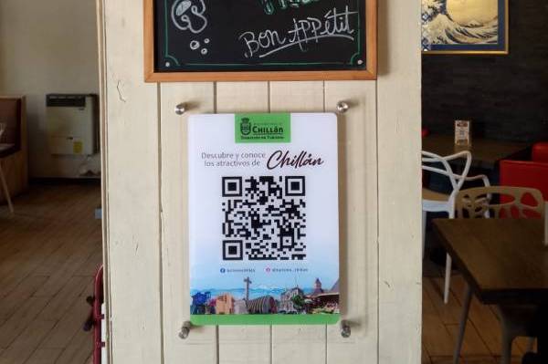 Instalan placas con códigos QR para promover rutas y destinos turísticos de Chillán