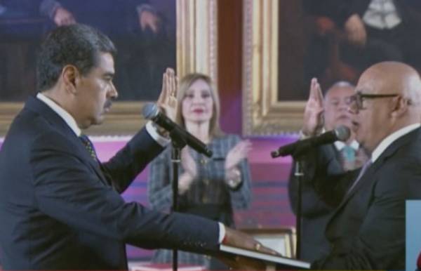 Nicolás Maduro jura ante el parlamento por un tercer periodo