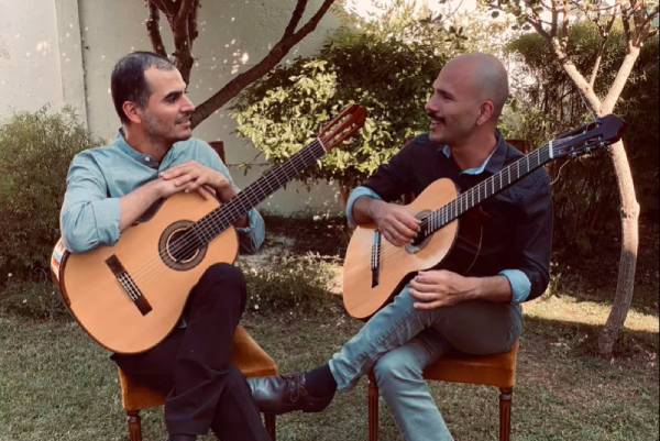 Dúo de guitarras Flamboyán se presentará en la Escuela Artística