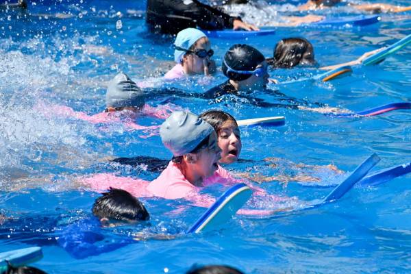Recomiendan aprender a nadar a temprana edad por seguridad en el agua