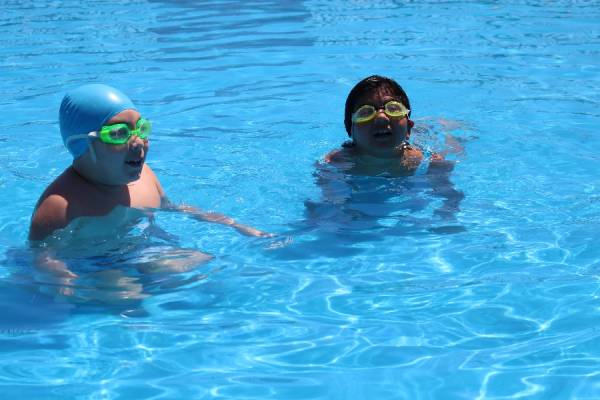 Bajo estrictas medidas de seguridad comienzan cursos gratuitos de natación